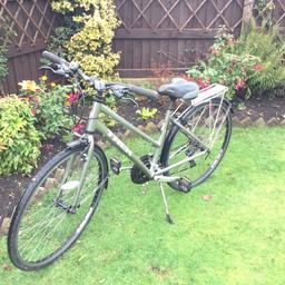 Ladies Trek bike with panier and stand. 18gears. 26” wheels. Great condition