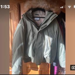 Zum Verkauf steht eine kaum getragene Lacoste Winterjacke in einem eleganten Grünton mit grauen Akzenten. Die Jacke ist in einwandfreiem Zustand und bereit, Sie warm und stilvoll durch die kalten Monate zu begleiten.