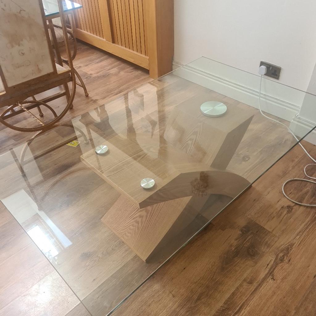 glass large coffe table
excellent condition.
will be dismantled for transport.
size W80cm xL134X H43