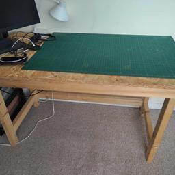 Wooden table with green matt
Dimensions approx : Lenght 122cm x Hight 77cm x Width 66cm
Collection Long Eaton (NG10)