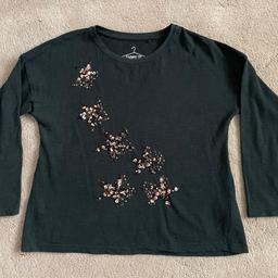 Black long sleeved top with sequin star embellishment 
Age 7 but quite generously sized 
Good used condition 

* PLEASE VIEW MY OTHER ITEMS - HAPPY TO COMBINE POSTAGE *

** FROM A SMOKE FREE HOME **