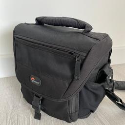 Lowepro Nova 170 AW black camera shoulder bag for DSLR and mirrorless cameras plus additional accessories.
Internal dimensions: 21.5 x 12.5 x 20.5cm
External dimensions: 26 x 20.5 x 23cm
✅Fits DSLR with attached 24-105mm lens, 1-2 extra lenses & flash
✅comes with an all-weather (AW) cover
✅YKK zipper & overlapping lid
✅Flexible interior dividers deliver customizable gear protection
✅Carry via adjustable comfortable shoulder strap or padded handle
✅The interior lid offers easy and secure storage for your small accessories