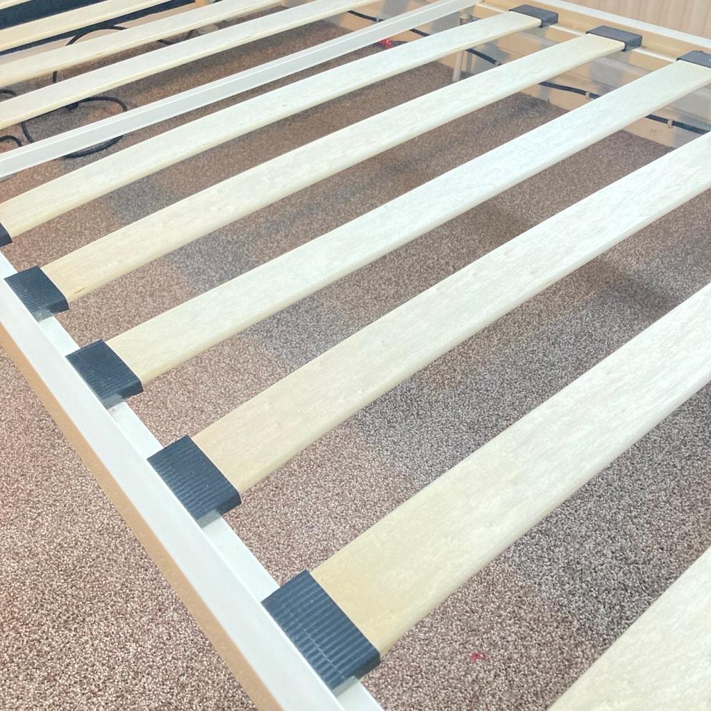 Girls metal bed frame
Cream in colour, wooden slats
2.0m (l) x 0.9m (w) x 0.92m (h)
Dismantled ready for collection only
In good condition but with signs of marks
and normal use