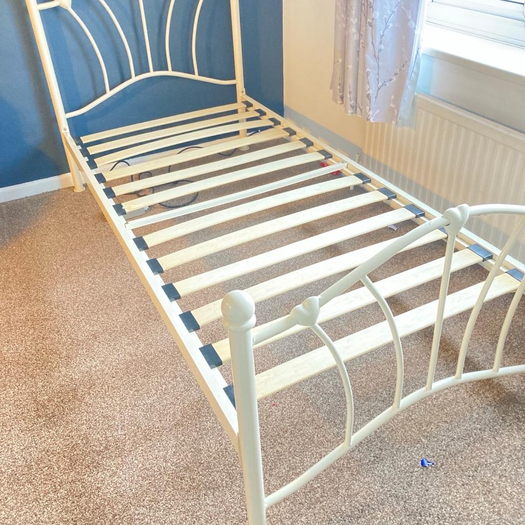 Girls metal bed frame
Cream in colour, wooden slats
2.0m (l) x 0.9m (w) x 0.92m (h)
Dismantled ready for collection only
In good condition but with signs of marks
and normal use
