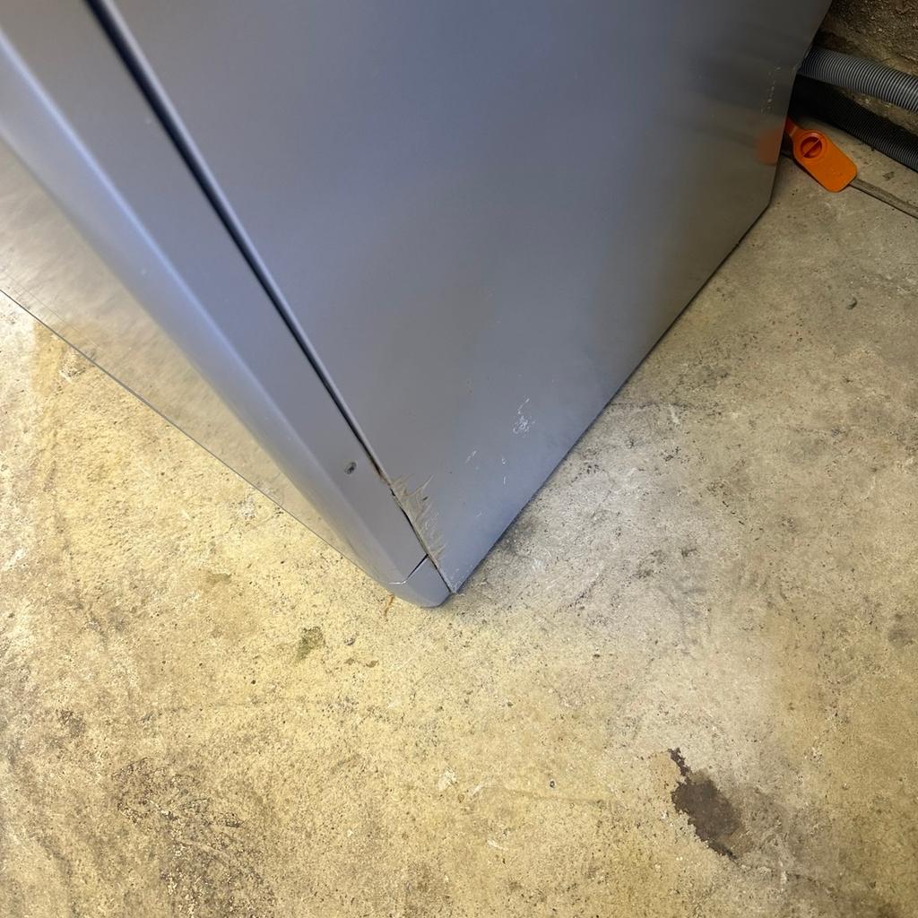 Fully working dishwasher
Marks on the sides however can’t be seen once under counter