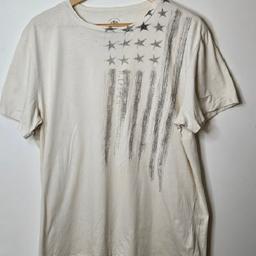 Size Large (44/46"chest) T-shirt.
    Crew neck Cotton, cream/off white tee with stars & stripes print on the front. 
    P2P is 23" L is 28" 
    100% cotton. 
    made in China.
    Used, no visable marks or flaws.
    Pet/ smoke free home.
    Washed before listing