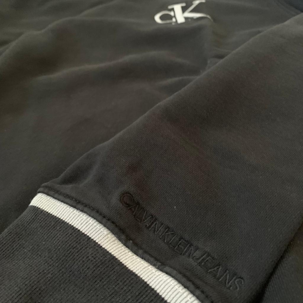 Originaler Calvin Klein Sweater gekauft von Calvin Klein store. Einziger Mangel leicht verwaschen