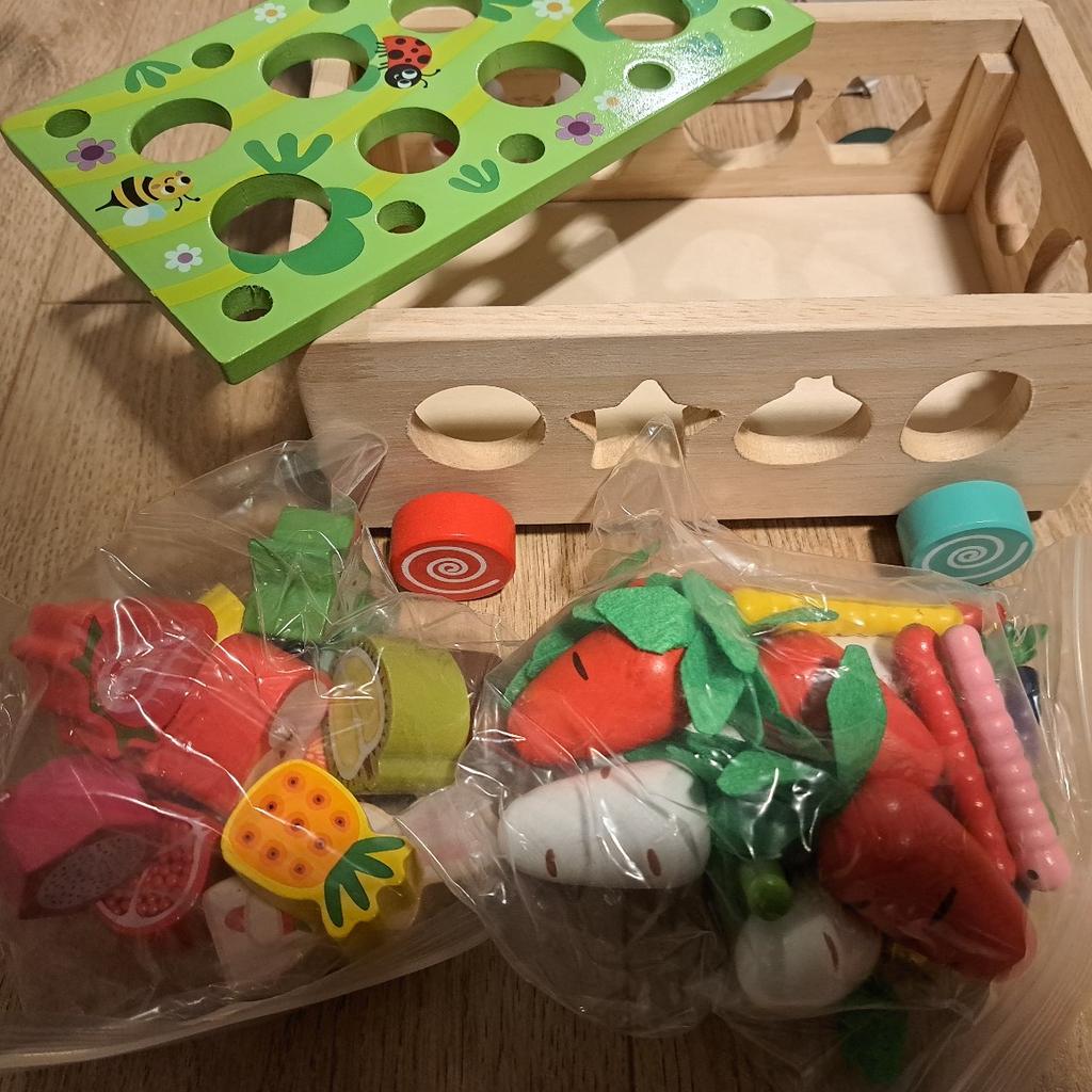Zum Verkauf steht ein Kinder Holzspielzeug Steckspiel Obstgarten.
Größe ca. 22x17,5x9,5cm.
Da Privatverkauf keine Garantie und Rücknahme möglich.
Versand für 5,49 Euro möglich.