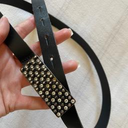 Cintura elegante nera regolbile con chiusura metallica con strass, in ottime condizioni
