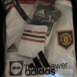 Kids size 26/28 inch
Shirt, shorts and socks
Brand new with tags, white kit from last season 2023
Collect or post