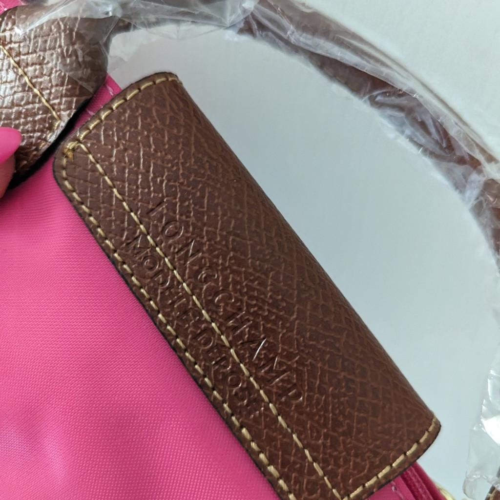 Longchamp Pouch Le Pliage pink
Original
- neu
- eignet sich sowohl als kleine Tasche oder auch Kosmetiktäschchen
- tolle Sommerfarbe
- Nylon und Leder
- schließt mit Reißverschluss
- ein Tragegriff
- innen ein Hauptfach
- Lederbesatz mit Druckknopf und Logoprägung
- goldfarbene Metallelemente
- 16 x 9 x 6 cm (B x H x T)
- als Geschenk gibt es einen hochwertigen und zu 100% passenden Schulter-/Tragegurt aus Leder dazu
(der Gurt ist nicht von Longchamp, ist aber absolut passend)
- keine Rücknahme und keine Garantie
- bitte Sofortüberweisung