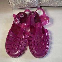 Size 6 
Side buckle fastening
Pink/purple colour 
Other jujus also listed in white and clear 
Easy wipe 

Lots more items
Ladies size 4-20
0-13 years 
Mens small, medium, large, xl, xxl
Clothing, toys, books, dvds, games etc
Bundle discount on
Items from £1






#jujusandals #jellysandals #sandals #size6sandals #summerwear #holiday #ladiessandals #jujushoes #flatsandals #pinkjellyshoes #purple #pink #fishermansandals #gladiatorsandals #juju #summer #holiday