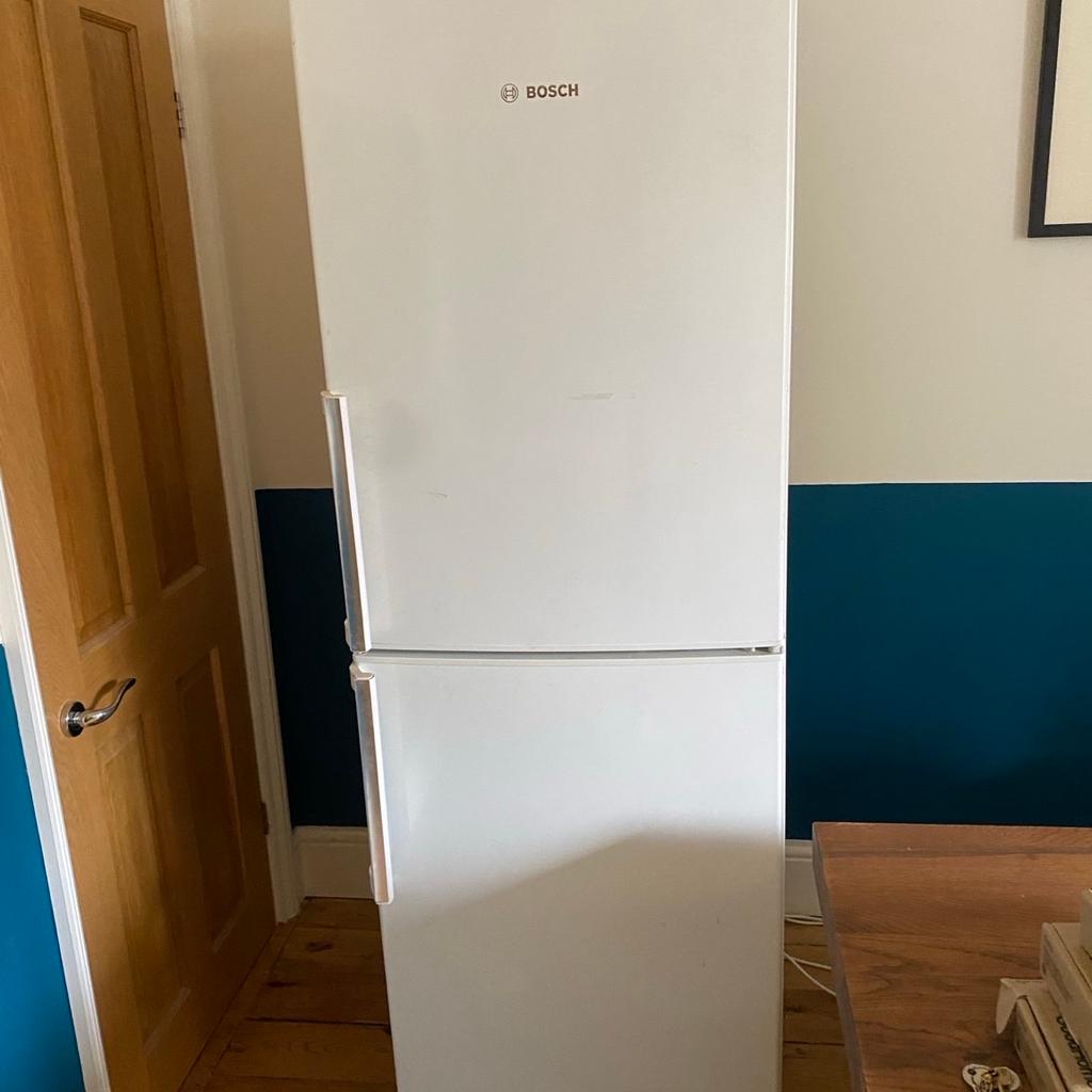Collection only
Need gone ASAP
Will require 2 people to lift
Bosch Exxcel free standing frost free fridge freezer in white with safety glass on all levels and multi airflow function.
Depth with the door handle - 63cm (2ft)
Height - 185cm (6ft)
Width - 61cm (2ft)
