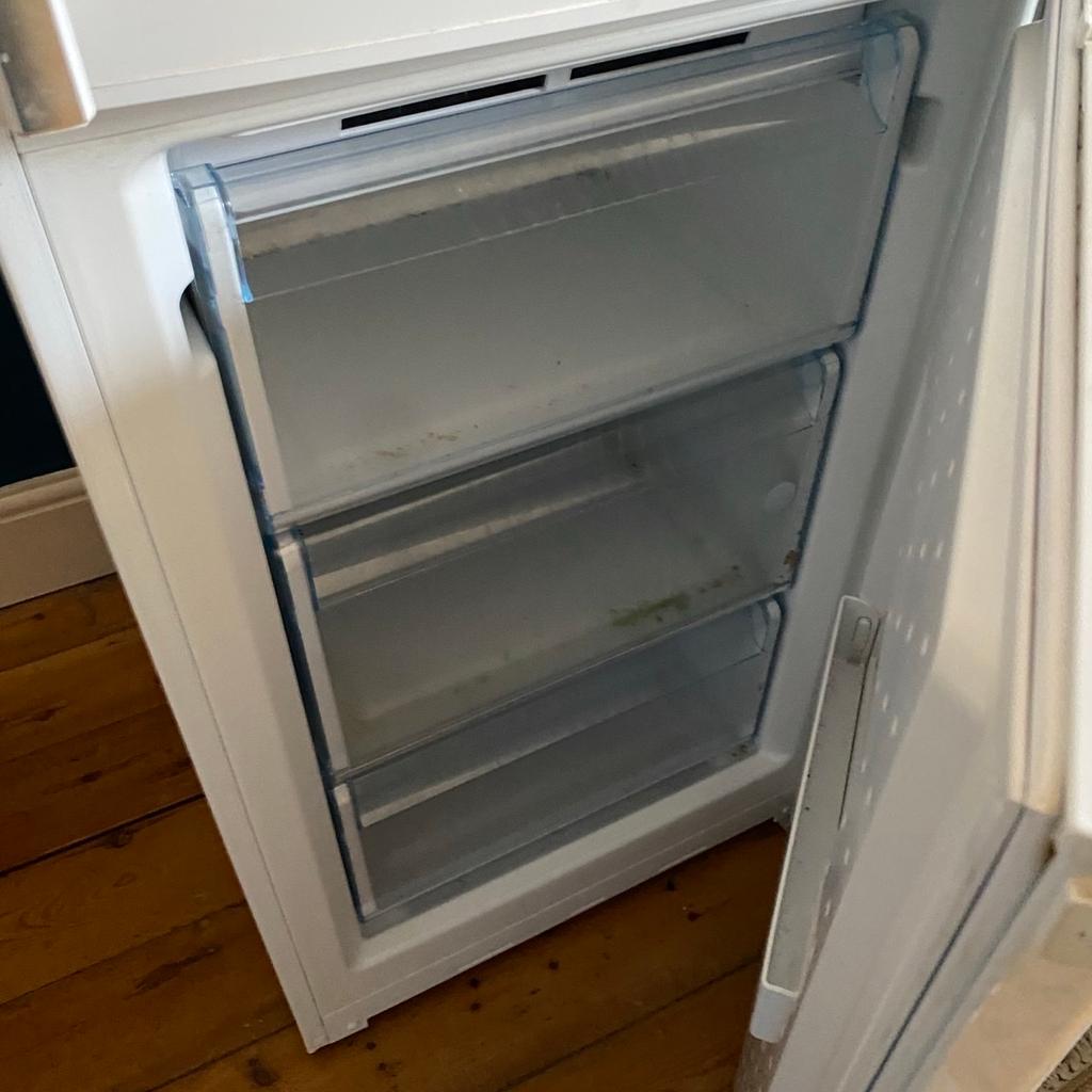 Collection only
Need gone ASAP
Will require 2 people to lift
Bosch Exxcel free standing frost free fridge freezer in white with safety glass on all levels and multi airflow function.
Depth with the door handle - 63cm (2ft)
Height - 185cm (6ft)
Width - 61cm (2ft)