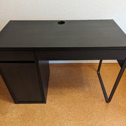 Schwarzer Schreibtisch Micke von Ikea, Maße 105x75x50 cm. 
Leichte Gebrauchsspuren.