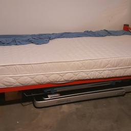 Das Bett ist in einem sehr guten Zustand. Die zwei Matzratzen wurden selten für Besucher benutzt. Das Bett braucht kein Lattenrost weil eine Gitterliege drin ist.