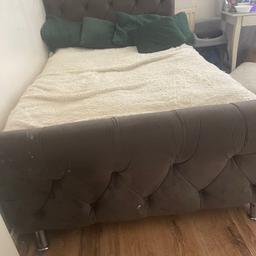 Used has small issues with the legs being removed from the bottom of the bed 
120cmx190cm