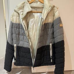 Really good condition. It is XL but I got it bigger to be able to wear layers underneath. It really depends how you like to style it. I’m quite small, my clothes are normally S or XS.
