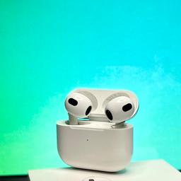 Apple Airpods aktuell 3. Generation

Gekauft im November 2022

Die Bluetooth Kopfhörer sind technisch einwandfrei. Ladecase hat minimale Gebrauchspuren.

Selten benutzt daher verkaufe ich sie nun.

Hat Funktionen wie 3D Audio, Apples 'Wo ist'

Lieferumfang ist komplett:
Beide Ohrhörer, Ladecase, unbenutztes Ladekabel USB-C und Original Verpackung

Verkauf von Privat, keine Gewährleistung oder Rücknahme bei nicht gefallen

#startfresh