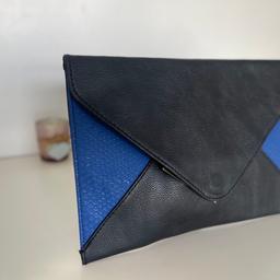#startfresh

Black & Blue Clutch
Magnetic gold triangle fastening
Inside zip pocket
Never Used