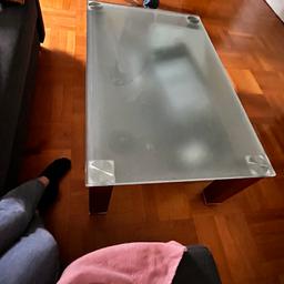 Maße: Glasplatte 70x110cm                   Höhe 40cm

Hochwertiger edler Glastisch mit einer zwischenglasplatte als Ablage. Oberes Glas hat eine Milchige Optik aber ist oben glatt. Einfach zum putzen und sehr unempfindlich.
