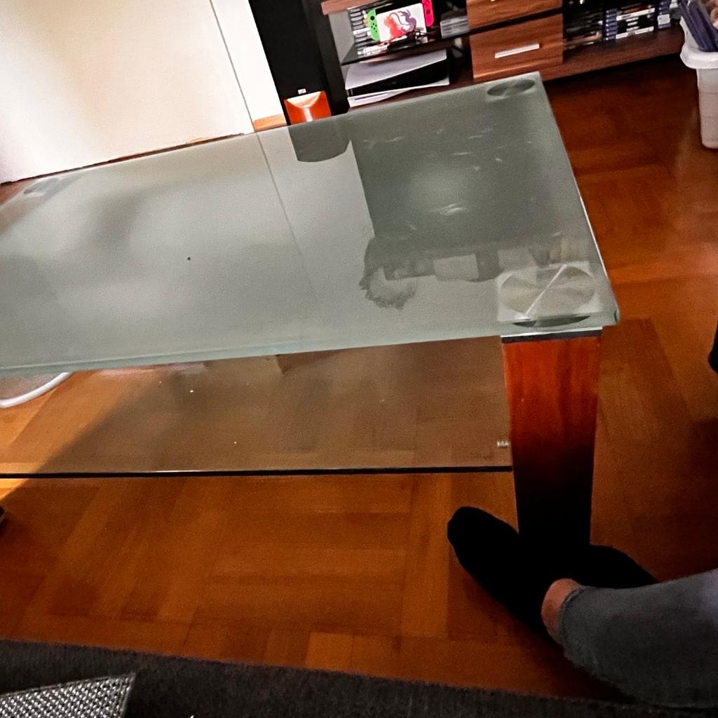 Maße: Glasplatte 70x110cm Höhe 40cm

Hochwertiger edler Glastisch mit einer zwischenglasplatte als Ablage. Oberes Glas hat eine Milchige Optik aber ist oben glatt. Einfach zum putzen und sehr unempfindlich.
