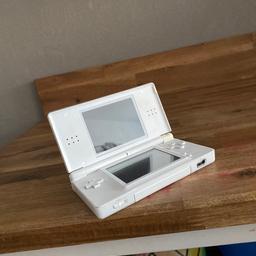 Verkaufe einen Nintendo DS lite in weiß.
Konsole ohne Spiele und den Stift.
Zustand wie auf den Bildern. ( paar leichte Kratzer auf der Rückseite)