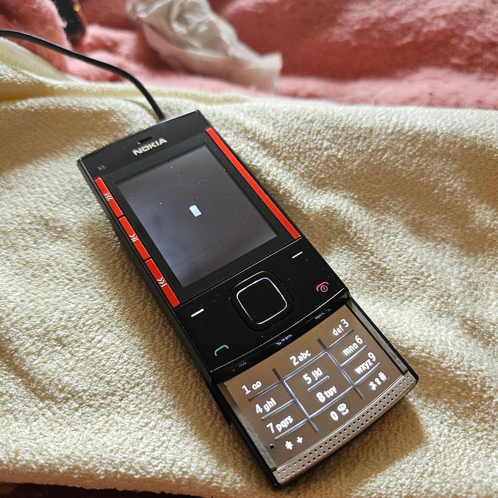 Dieses Handy wurde sehr selten benutzt , daher kaum Gebrauchsspuren. Wer Lust am telefonieren hat, findet gefallen daran, da es sehr einfach zu bedienen ist.
Ich verkaufe es, weil es noch tadellos funktioniert . Es wurde bon mir getestet. Dazu gibt es selbstverständlich das Ladekabel.