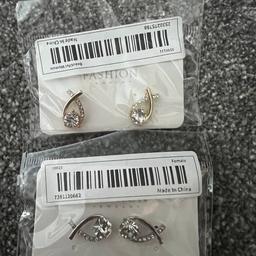 2 pairs of earrings both new 
One gold colour 
One silver colour 
Pick up Wingate