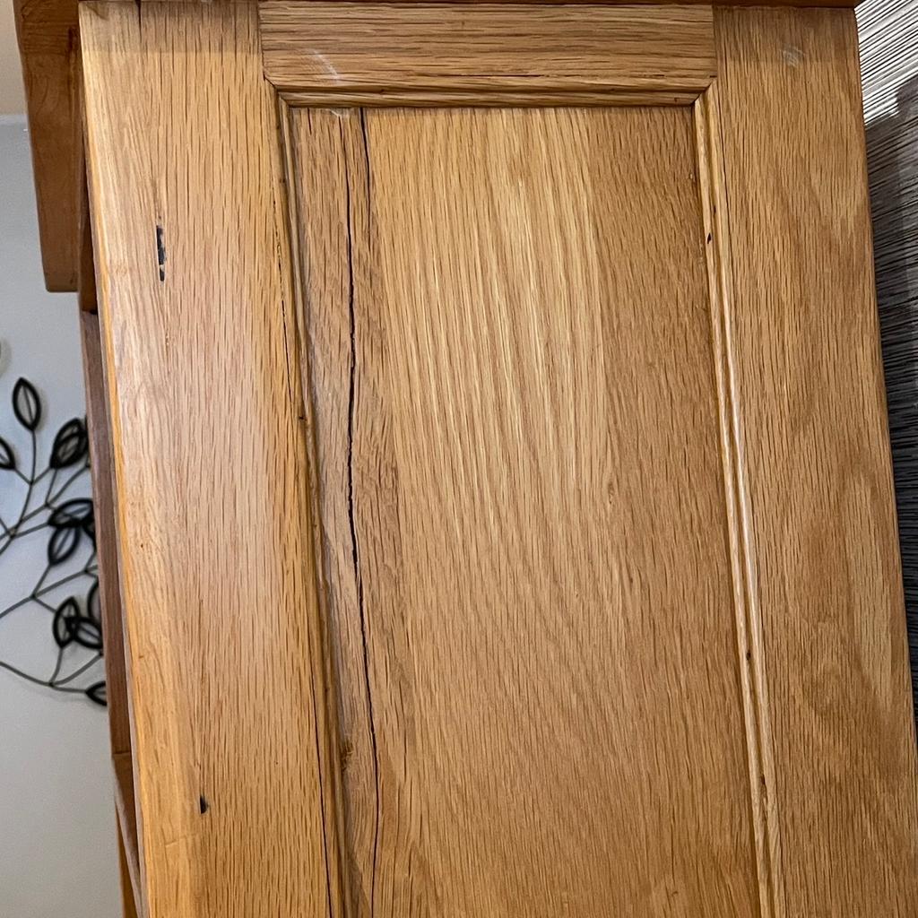 Lovely Solid oak Bookcase.

Measurements are 65 x 182 x33 cms.

Has slight crack on either side of bookcase and a slight mark on the right. ( see photos).