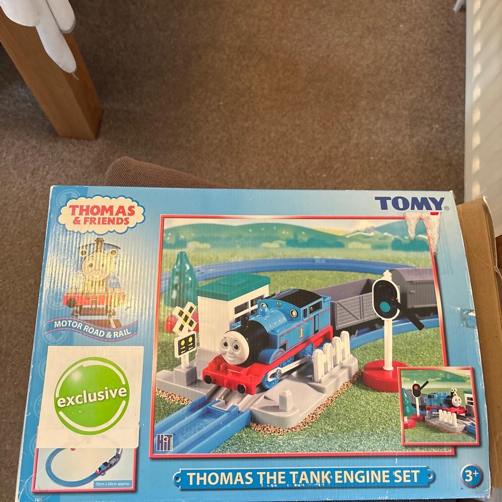 Thomas tank engine boxed set
Thomas
8 carriages / trucks
Signal box
Lots track
We think maybe it was two sets once or extra got from somewhere
Nice to add on to another or think you can buy more parts
Donated to sell for teenage cancer porch collection only rubery