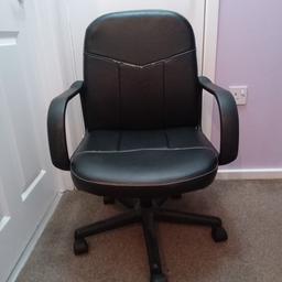 desk chair on wheels and  adjustable height 
used in good condition 
see photos 
must collect from b14 kings heath