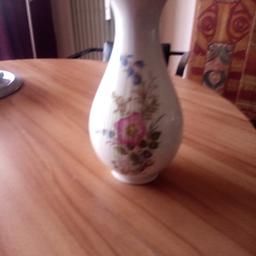 26 cm hohe Vase von Hutschenreuther, Vintage, am Boden s. Foto ein winziger Chip, sonst tadellos viel