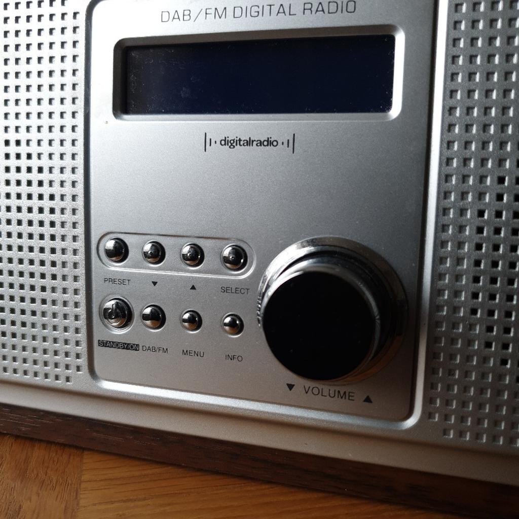 Digital DAB/FM Radio
Make - Red
Silver front with Wooden surround
Model 583 151
Mains or Battery operated
Excellent condition
Collection only
