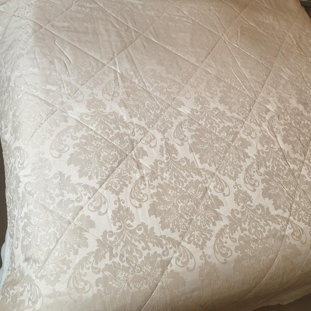 lovely quilted design throw bedspread beigy gold vgc used few times only fits double to king kinh