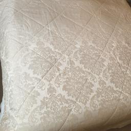 lovely quilted design throw bedspread beigy gold vgc used few times only  fits double to king kinh