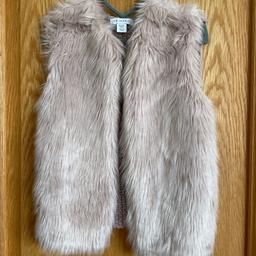 Dusky pink faux fur gilet with chunky knit on the back 
Good used condition 
Labelled as 6-7 but also suits 7-8 years

* PLEASE VIEW MY OTHER ITEMS - HAPPY TO COMBINE POSTAGE *

** FROM A SMOKE FREE HOME **