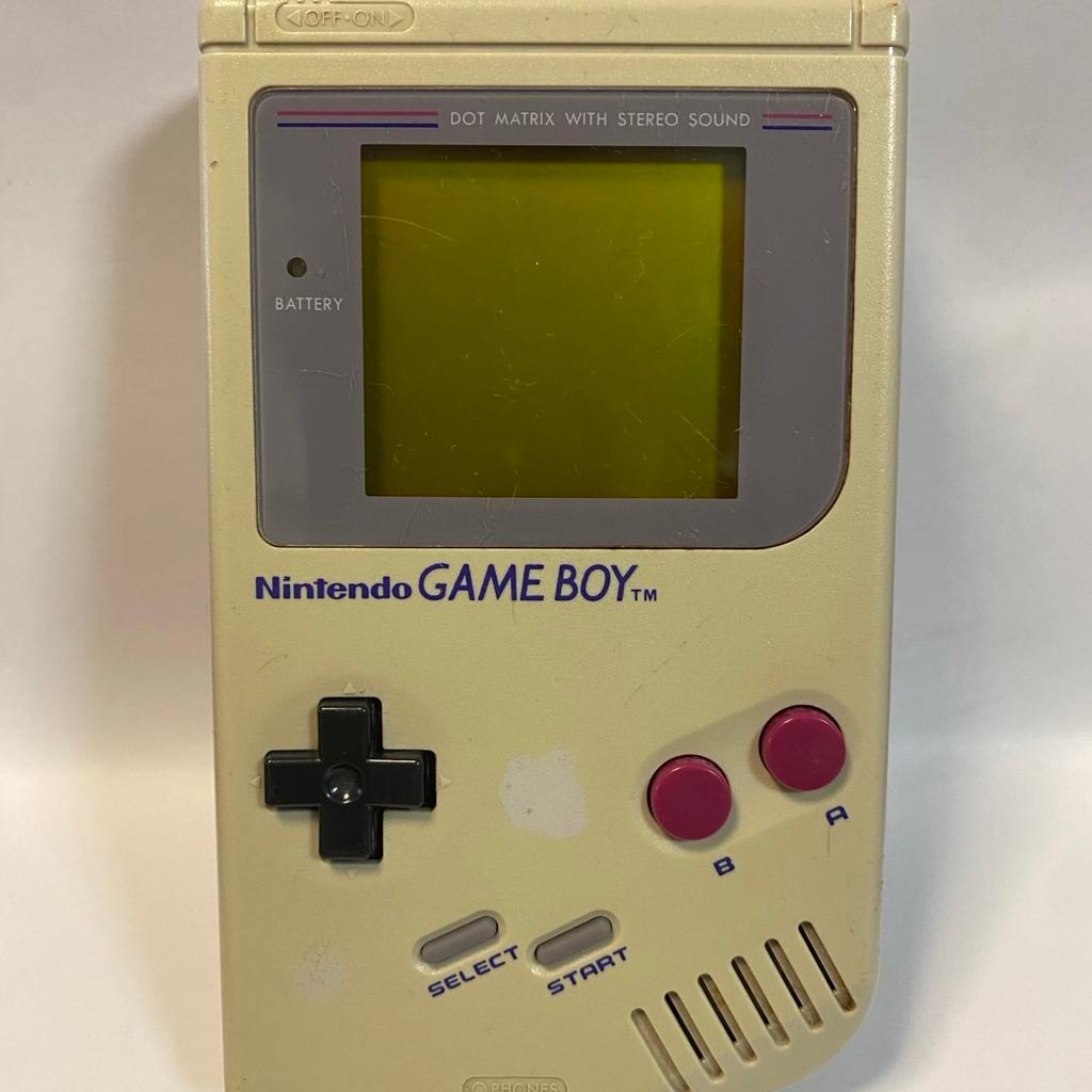 Verkaufe hier meinen Alten Kult Nintendo Gameboy.Der Gameboy ist einwandfrei und funktioniert ohne Pixelfehler. Die Abdeckung für die Batterien ist auch vorhanden.Bei weiteren Fragen bitte melden.