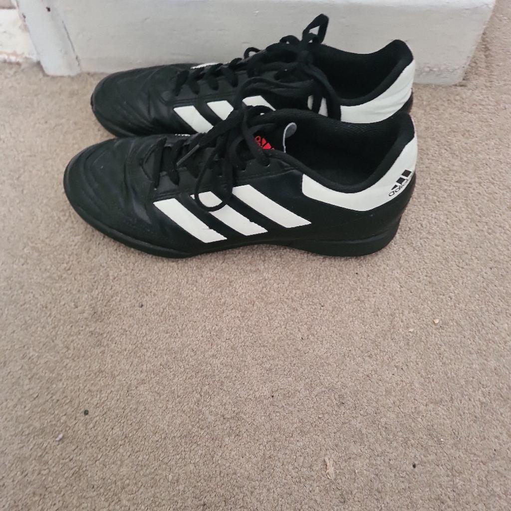 kids unisex Adidas football trainers in a size 4 has been used is still on good condition