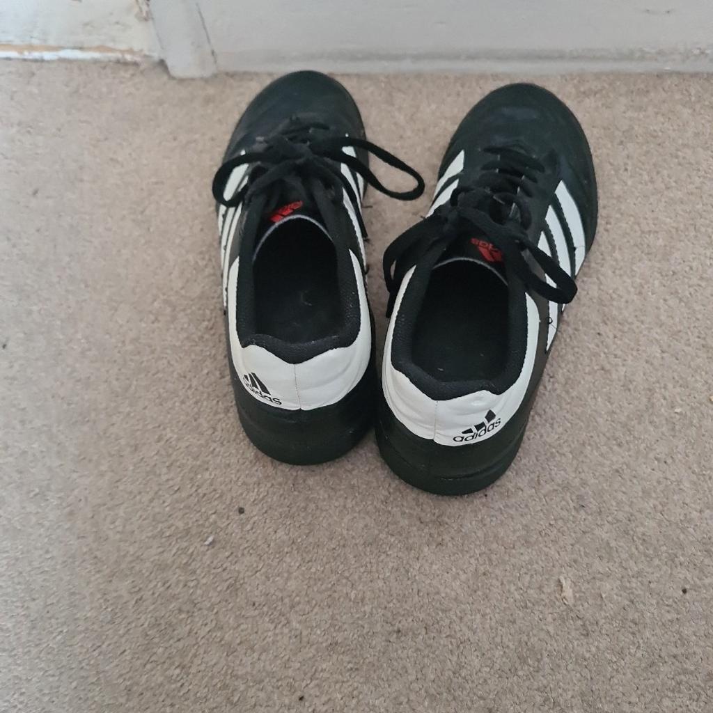 kids unisex Adidas football trainers in a size 4 has been used is still on good condition