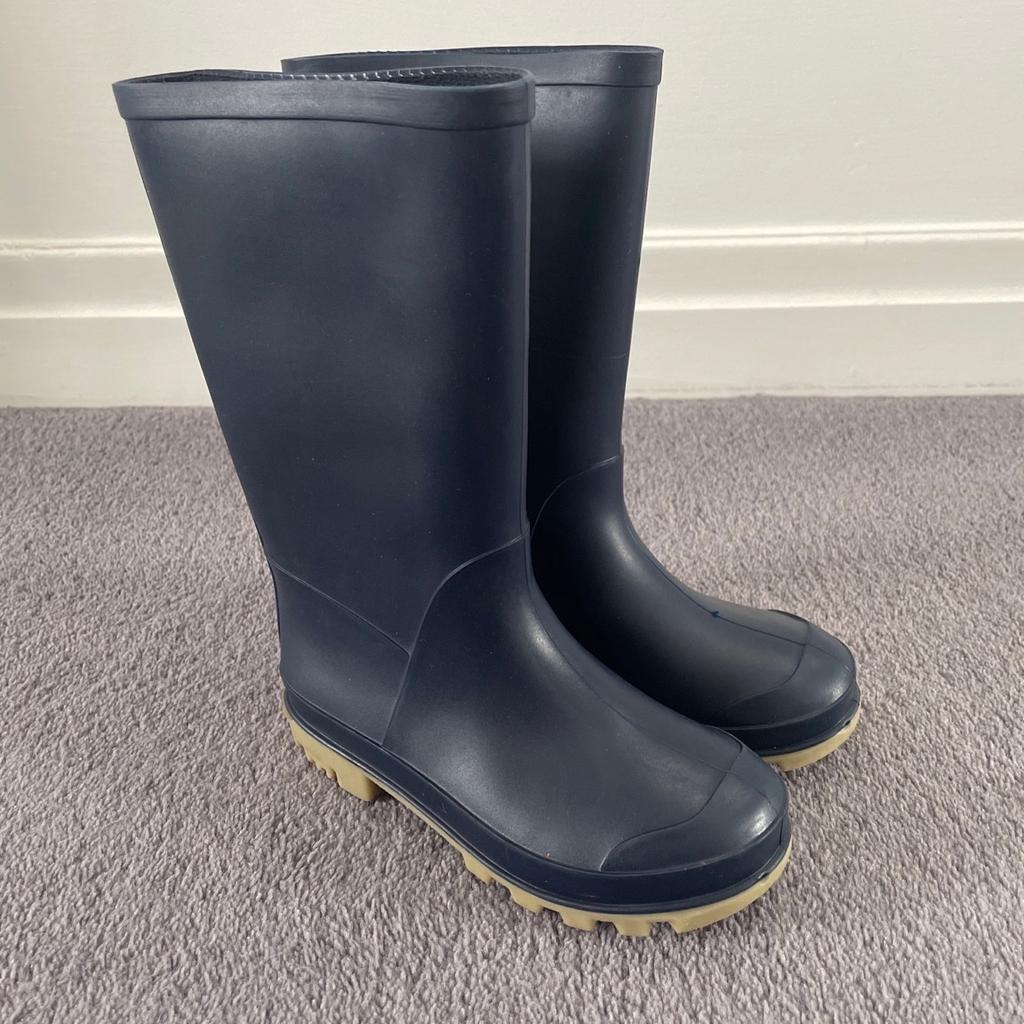 Navy Blue Next Kids Wellies

From smoke and pet free home.

If it’s still listed, it’s still for sale.

Please note: Collection only from Haworth, Keighley. Will not post, cannot deliver. No time wasters. Cash on Collection.