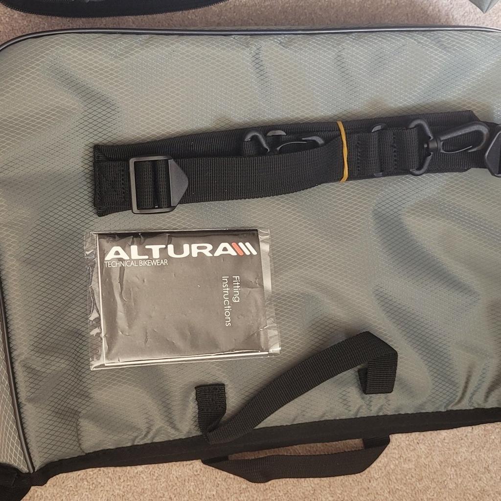 Altura Urban Dryline 17 Briefcase Single Pannier
Code: ALURB177
Waterproof briefcase shaped single pannier, designed for the commuter wanting to transport thier 17" laptop around. Easy to use Klick Fix system makes fitting and removal simple. With shoulder strap for ease of use off the bike.
Key Features:
• Waterproof patented Altura Dryline™ construction
• Fits up to 17” laptop, removable laptop bag
• Removable shoulder strap
• Rixen Kaul™ KLICK-fix fittings
• Padded lid and base
• Offest mount for extra heel clearance
• Drive side mount only
• Strategically located retroreflective trims for increased visibility
• 10kg weight limit inc. pack and contents
• Fabric: P-Tec 600
• Dimensions: 420 x 340 x 130mm
• Weight: 1.8kg
