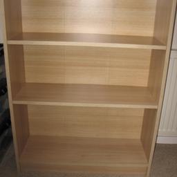 Oak Effect Bookcase

Approx sizes are 107cm high x 82cm wide x 29cm deep

Very good condition but it has been cutout at the bottom to allow for skirting (please see pictures)

Local collection only