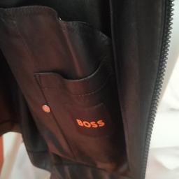 Ich verkaufe hier eine neuwertige Hugo Boss Lederjacke. 2 x getragen

Neupreis liegt bei 400€