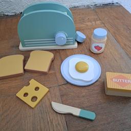 Zum Verkauf steht ein Kinder Holzspielzeug Toaster mit Zubehör.
Größe ca. 20x7x11cm.
Da Privatverkauf keine Garantie und Rücknahme möglich.
Versand für 5,49 Euro möglich.