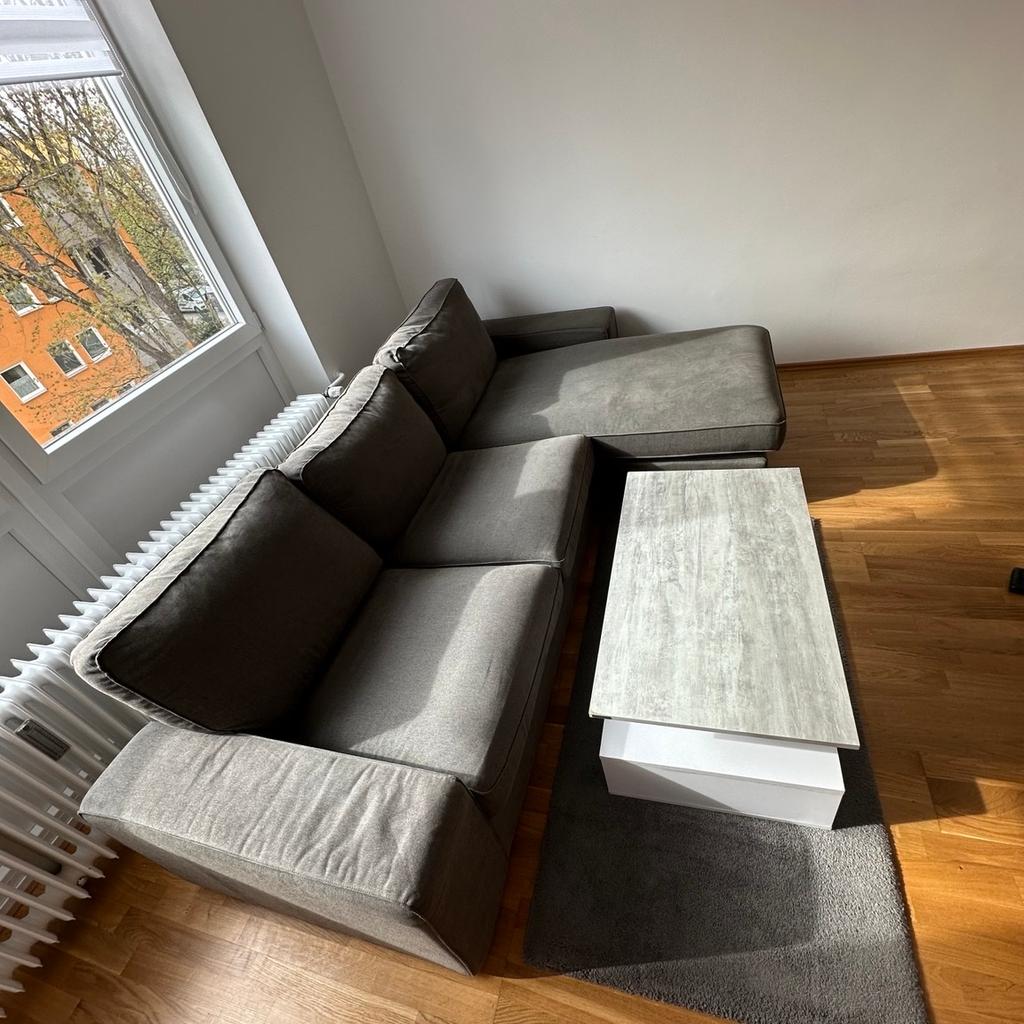 Sofa in grau, kaum benutzt, genutzt als Übergangssofa