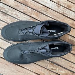 Hiermit biete ich meine Timberland Sneaker Größe 50 an.
Die Schuhe wurden 3 mal getragen, ist leider einfach nicht mein Schuh.

Neupreis waren 100 Euro.
Angebotspreis 40€ zzgl. Versand