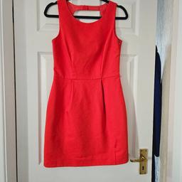 Lined dress, concealed side zip fastening and back scoop neck, size 10.

cash and collection only, thanks.
possible delivery to Conisbrough on Saturday mornings only around 11 am.