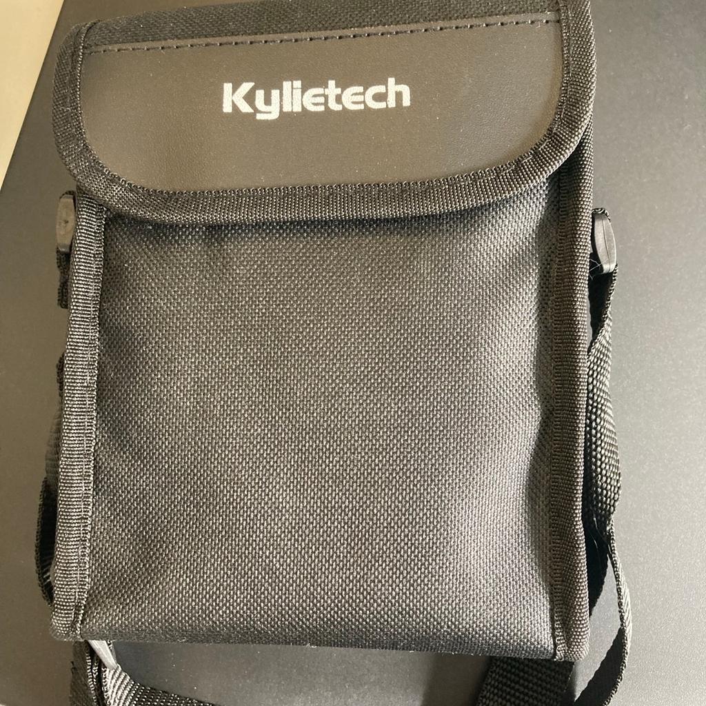 Kompakte Ferngläser von Kylietech, 12x42 Vergrößerung, inkl. Tasche und Aufsetzer für Smartphones.

Sie wurden kaum benutzt