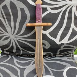 Holzschwert für Kinder vom Mittelalter-Markt
38 cm lang

Mit Bleistift angemalt, ansonsten top
